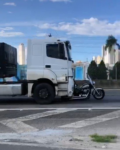 Caroneira do acidente entre carreta e moto, segue internada