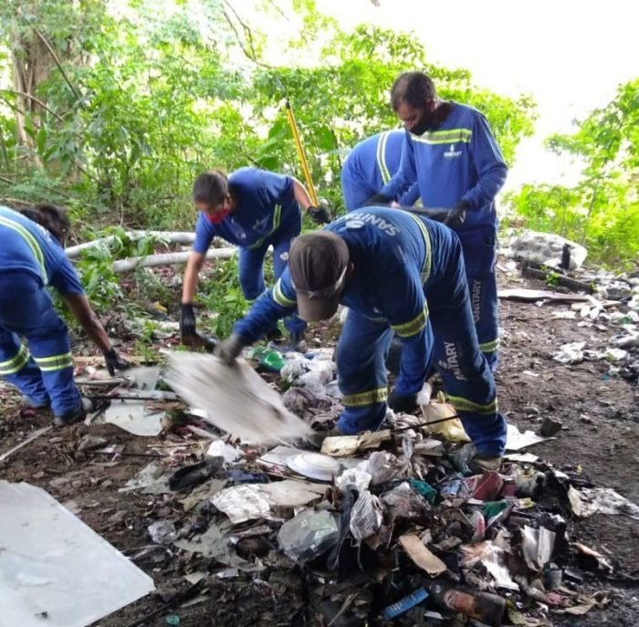 coleta #Pracegover Foto: na imagem há homens recolhendo lixos no chão deixados por outras pessoas