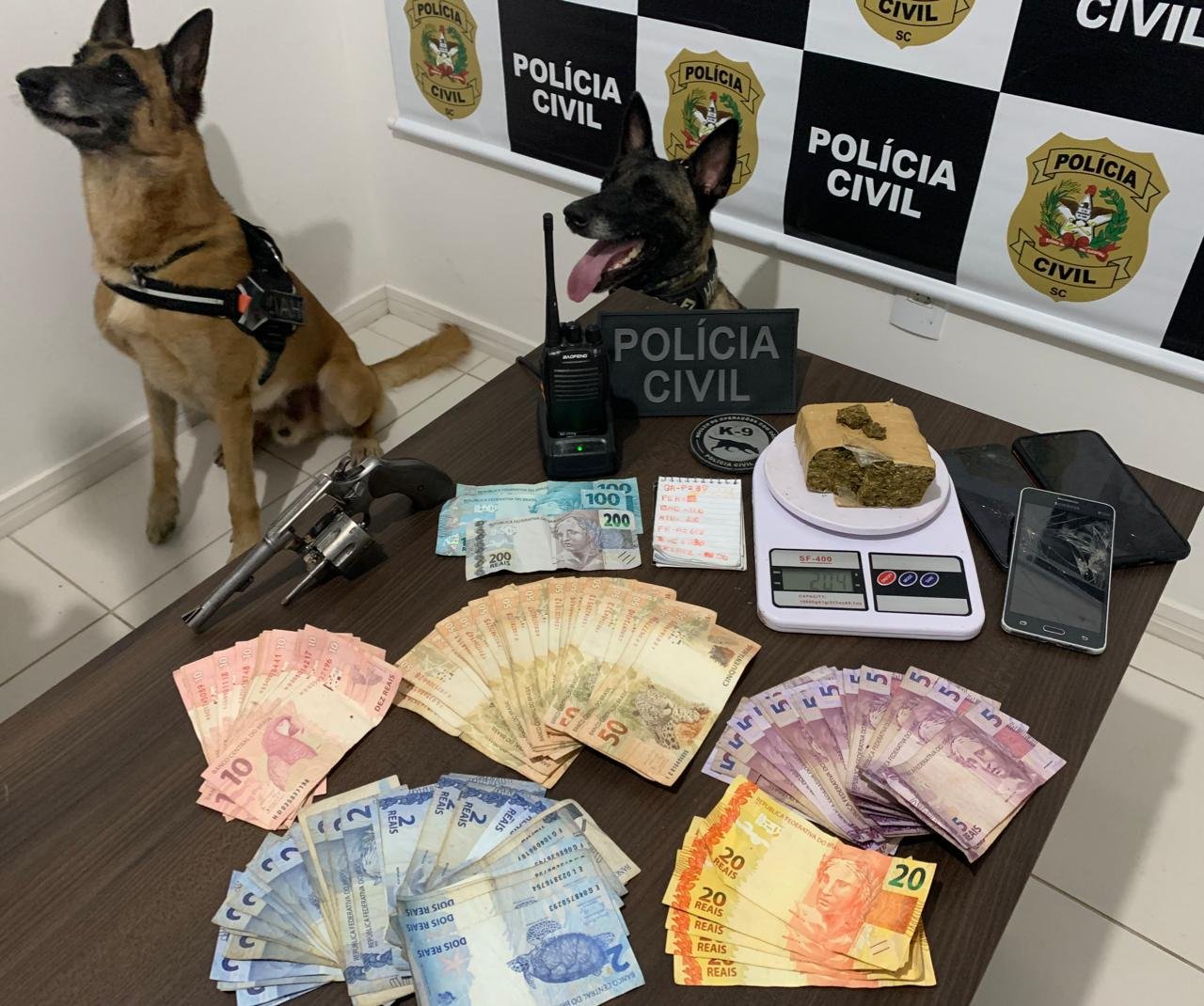 Dupla de traficantes é presa em Pescaria Brava