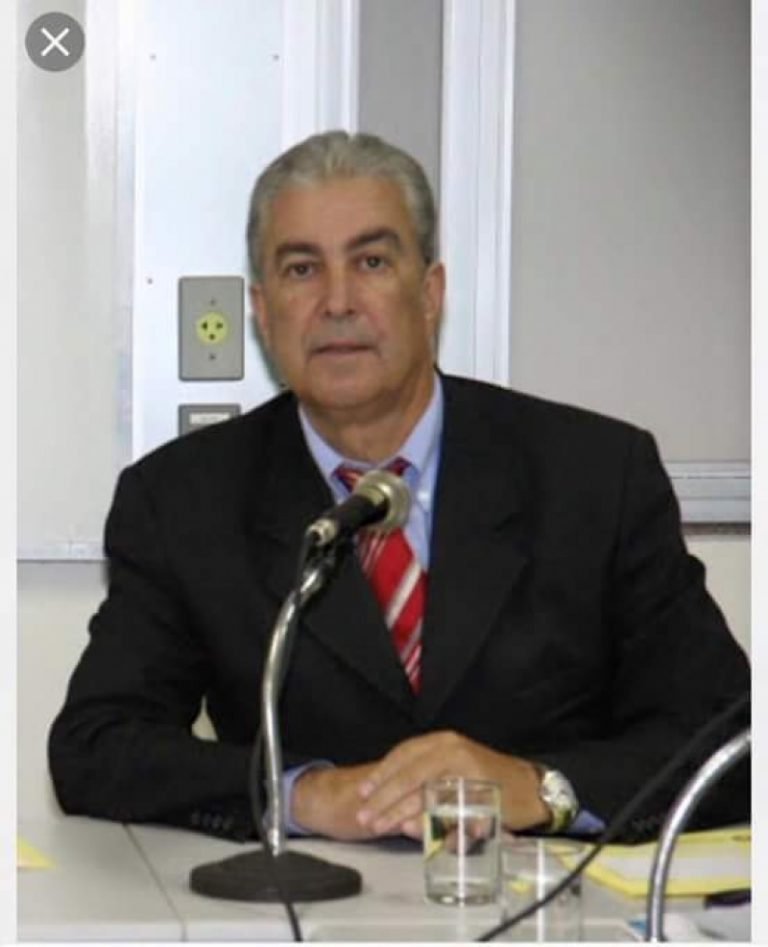 ex-prefeito #Pracegover Foto: na imagem á um homem com cabelo grisalho e de terno