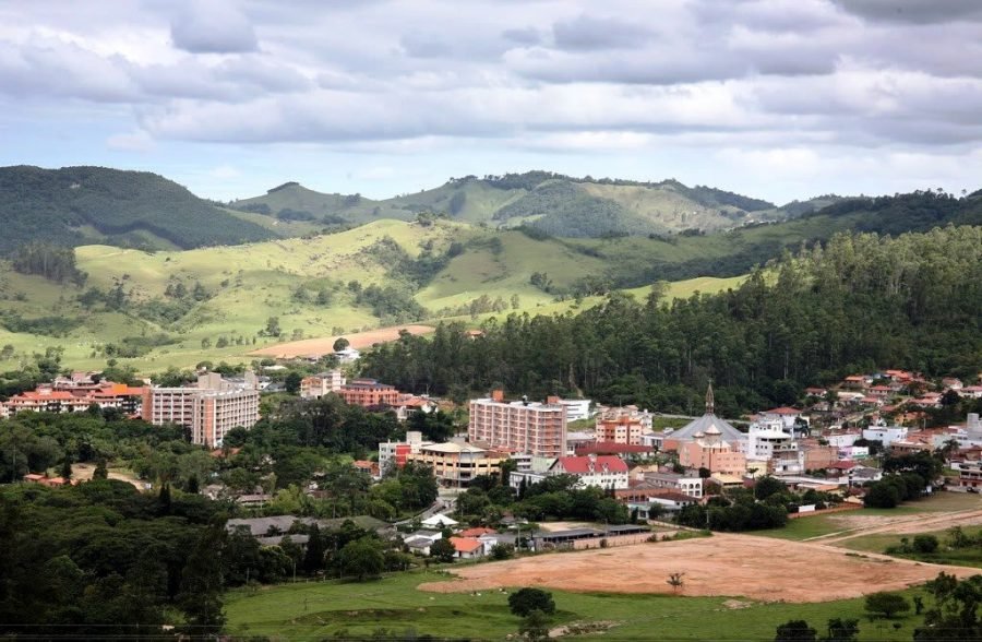 gravatal #Pracegover Foto: na imagem há árvores r edifícios