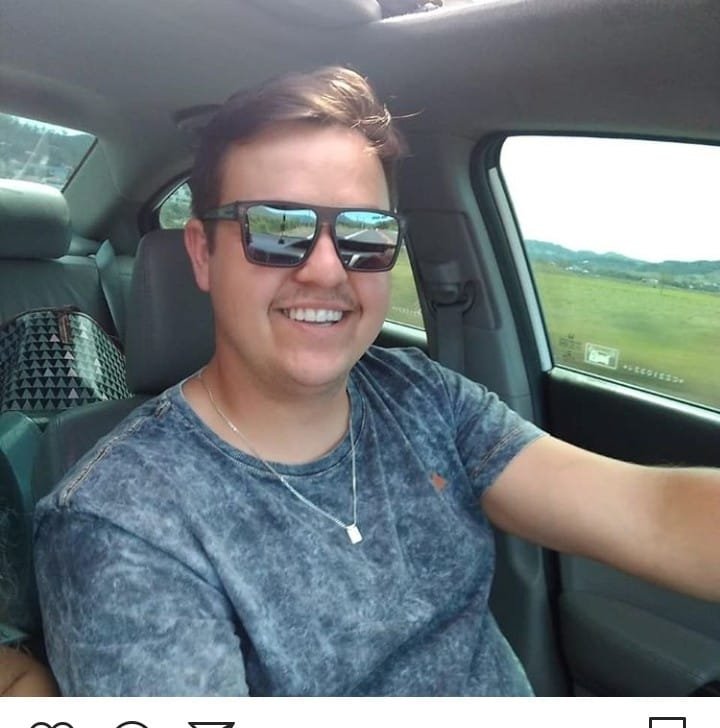 Guilherme #Pracegover Foto: na imagem há um homem de óculos escuros em um carro