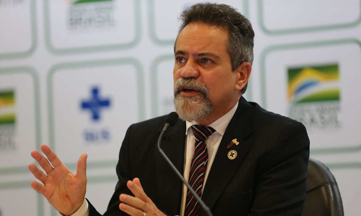 homem #Pracegover Foto: na imagem há um homem de terno e um microfone