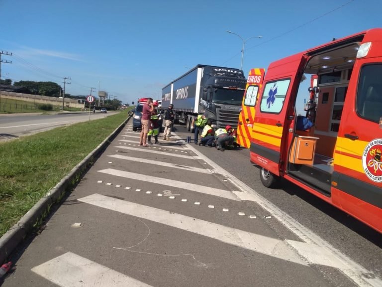 Homem de 39 anos é atropelado por scania enquanto caminhava na BR-101, em Imbituba