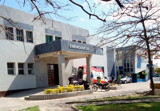 hsc #Pracegover Foto: na imagem há uma edificação, um veículo, gramado e árvore