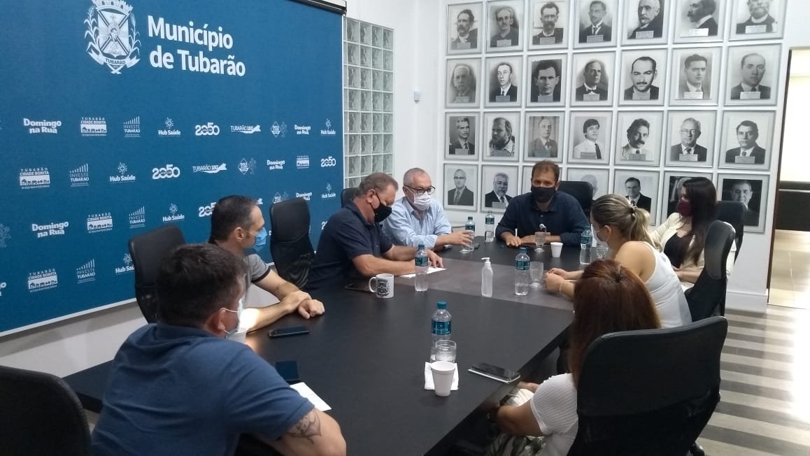 reunião prefeitura #Pracegover Foto: na imagem há pessoas, mesa, cadeiras e quadros