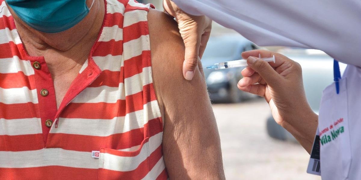 vacinação #Pracegover Foto: na imagem há uma pessoa aplicando a vacina em outra