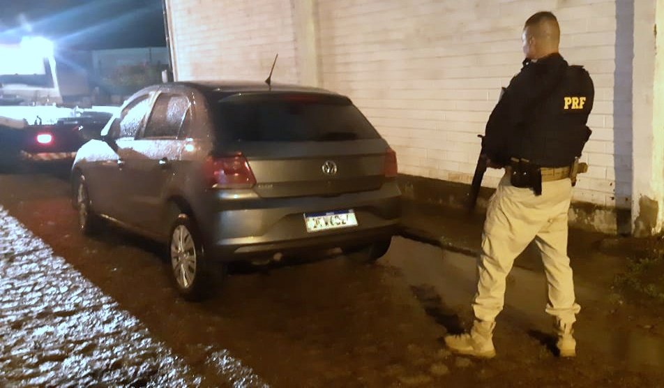 Veículo roubado que circulava clonado é recuperado na BR-101, em Tubarão