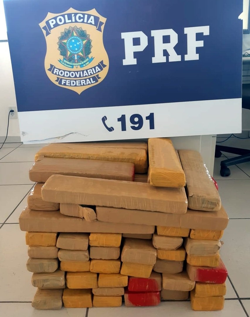 Ação conjunta entre PRF e PM apreende 50 quilos de maconha na BR 101 em Tubarão #Pracegover Na foto, pacotes de maconha sobre uma balança