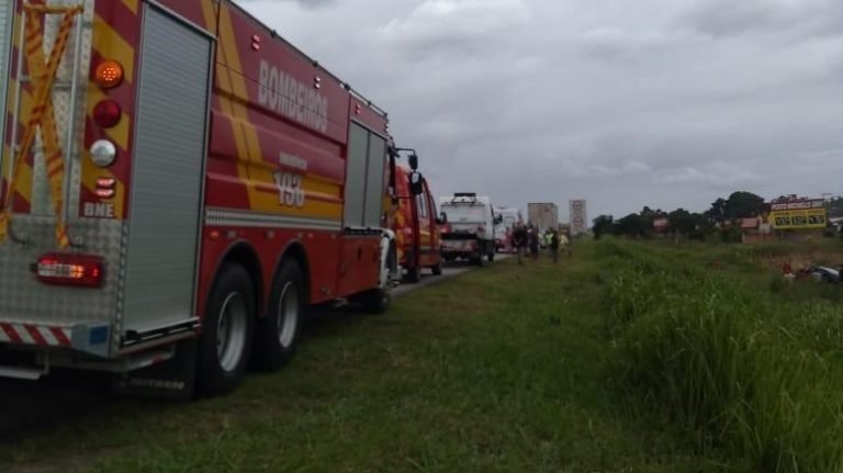 Acidente entre carro e caminhão, em Imbituba, deixa 4 pessoas feridas