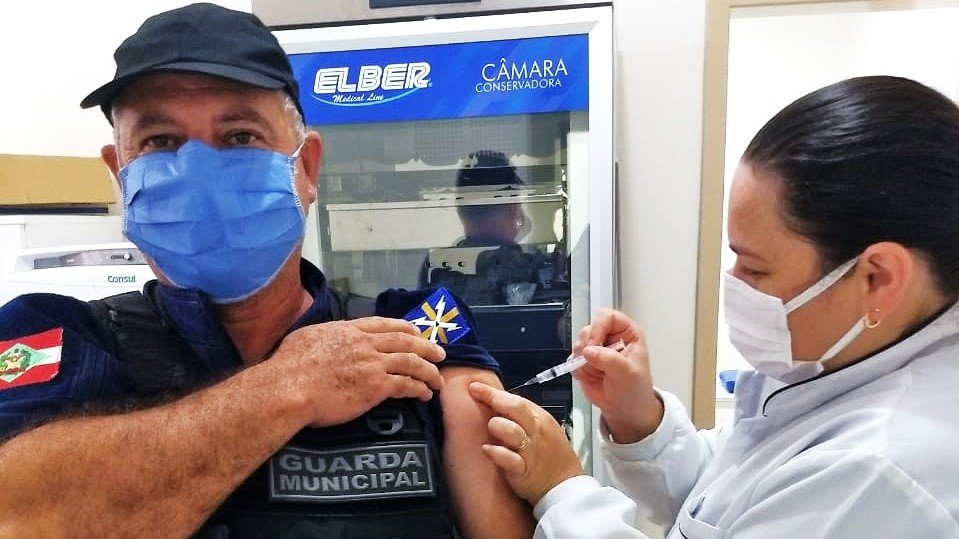 Agentes da Guarda Municipal de Capivari de Baixo são vacinados contra a Covid-19 #Pracegover Na foto, um agente da Guarda Municipal sendo vacinado