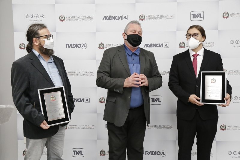 Alesc concede homenagem aos diretores do filme Albertina Berkenbrock