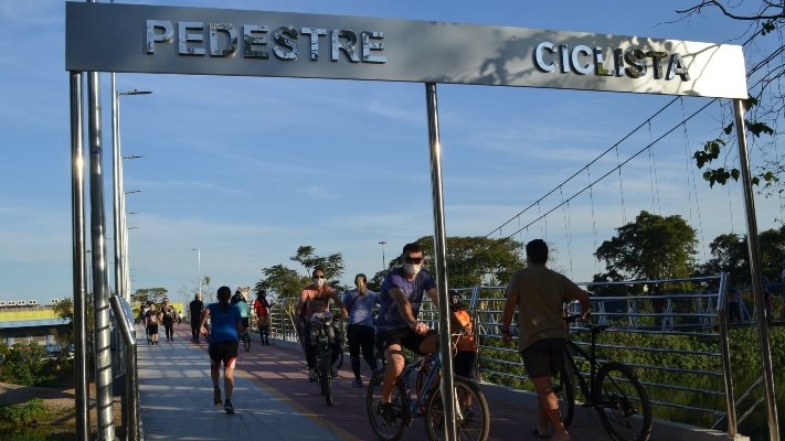 Câmeras de monitoramento multarão motociclistas que utilizarem a passarela Ângelo Antônio Zaboti #Pracegover Na foto, pedestres e ciclistas passando pela passarela