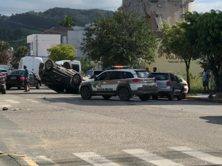 Colisão entre dois carros resulta em capotamento, em Braço do Norte