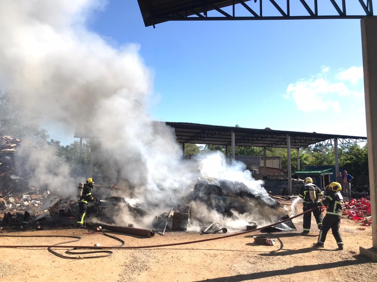 Comércio de Sucatas é atingido pelo fogo em Criciúma