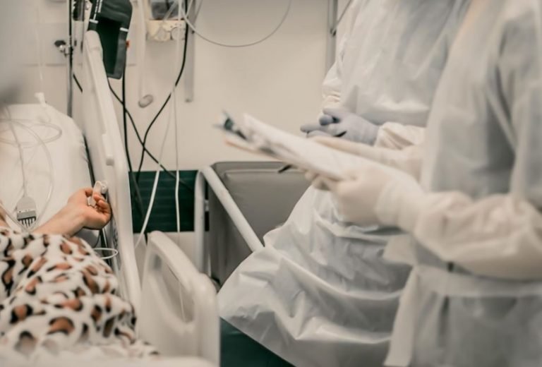 Covid-19 Hospitais de Tubarão têm 60 pacientes internados em enfermaria e 52 em UTI #pracegover Na foto, um profissional da saúde cuida de um paciente na UTI