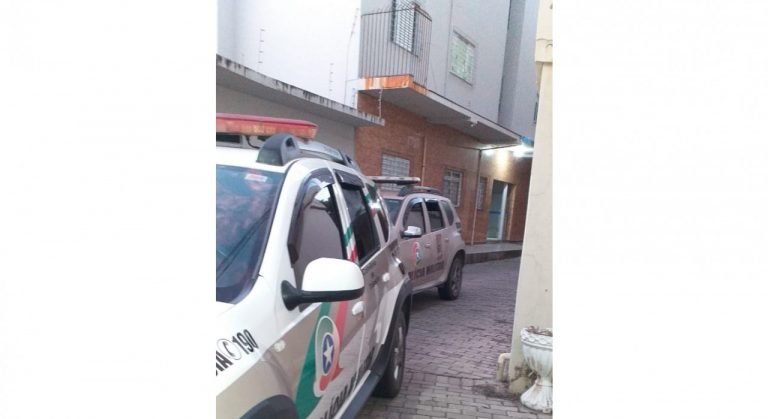 Duas pessoas são torturadas após praticarem furto em locais dominados por grupo criminoso em Tubarão