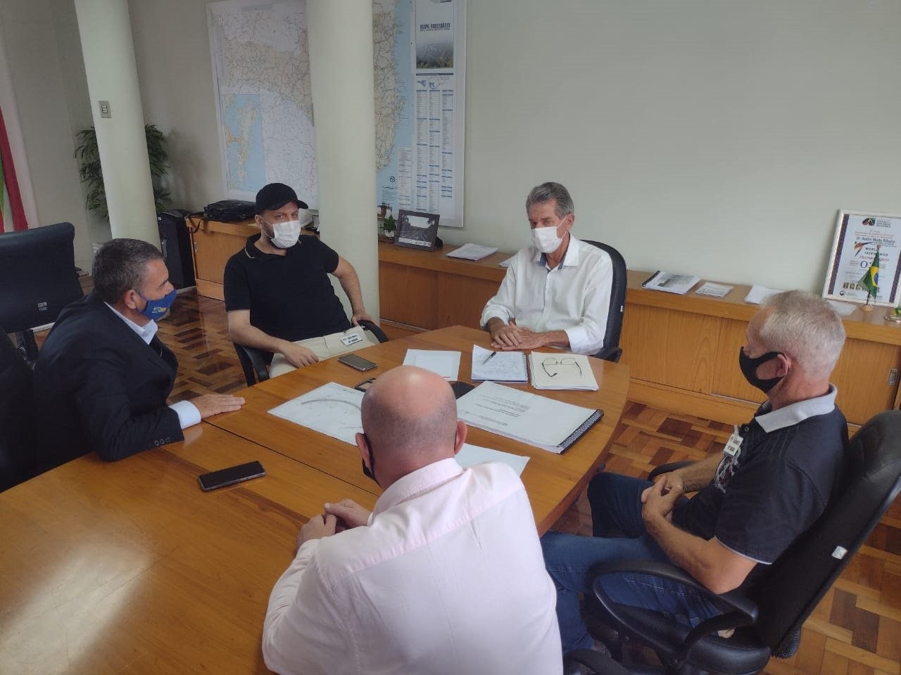 Estadualização da Rodovia do Imigrante é discutida com secretário de Estado da Infraestrutura #Pracegover Na foto, pessoas conversando ao redor de uma mesa