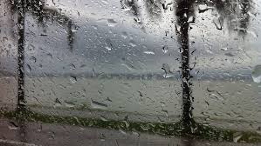 Formação de ciclone na costa de SP traz chuva para Santa Catarina neste domingo #Pracegover Na foto, pingos de chuva na janela de um carro deixam a paisagem ao fundo desfocada: o mar e árvores