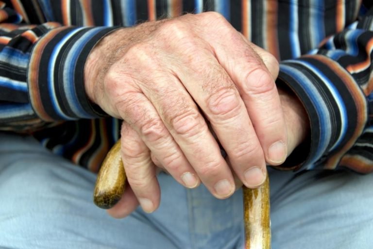 Idosa de 74 anos é ameaçada de morte durante assalto em Laguna
