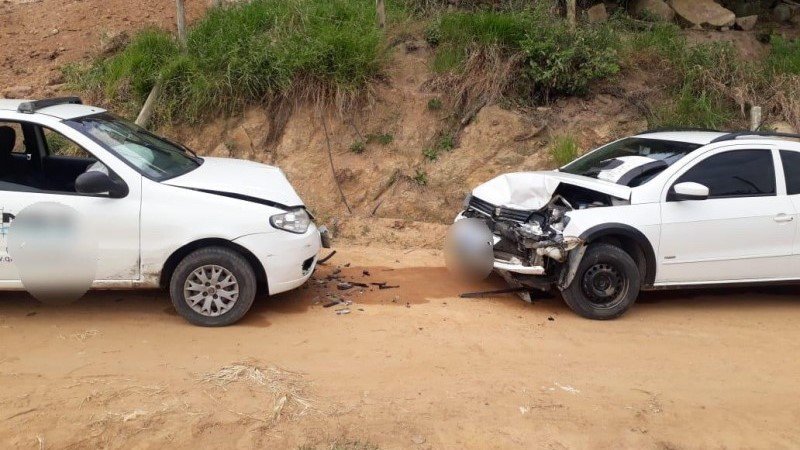 Idoso de 61 anos fica ferido em acidente entre dois carros em Jaguaruna #Pracegover Na foto, dois carros com as frentes destruídas