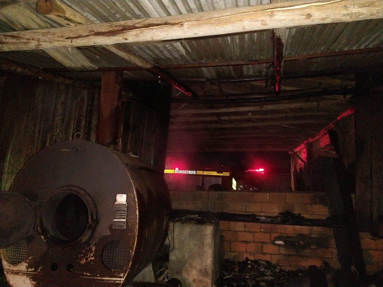 Incêndio em depósito é apagado por moradores, em Siderópolis
