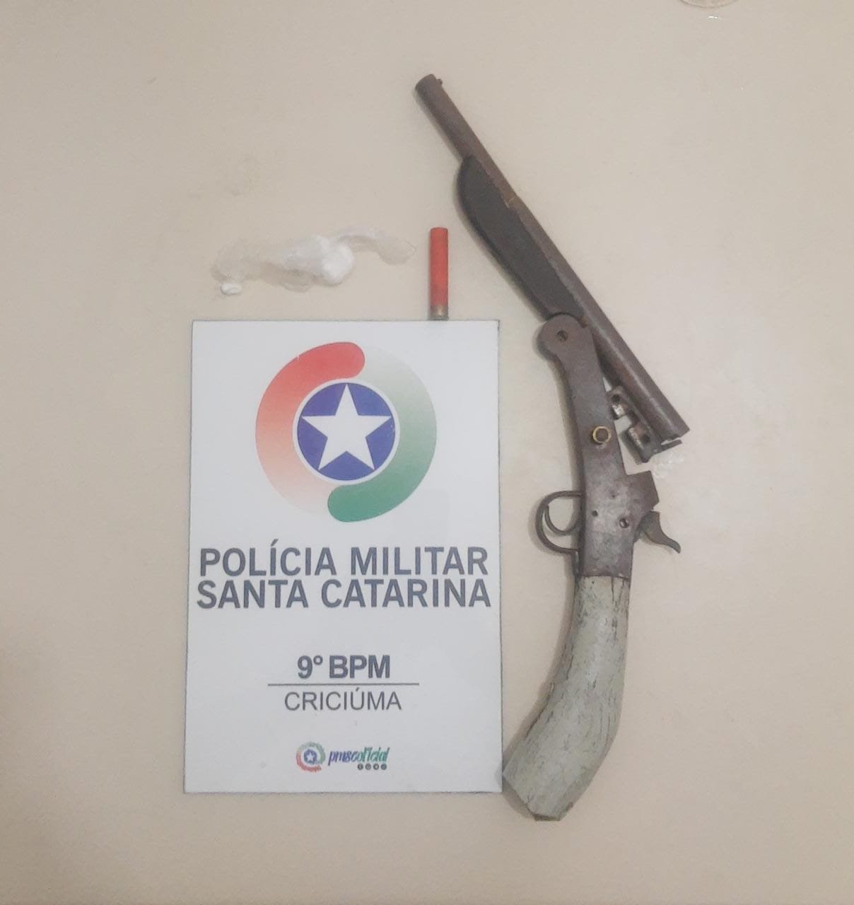 Menor é apreendido por posse ilegal de arma de fogo e de drogas, em Criciúma