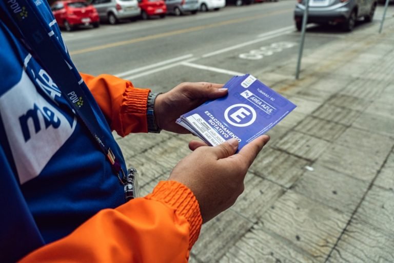Monitores já cumprem aviso prévio após suspensão do Estacionamento Rotativo em Tubarão