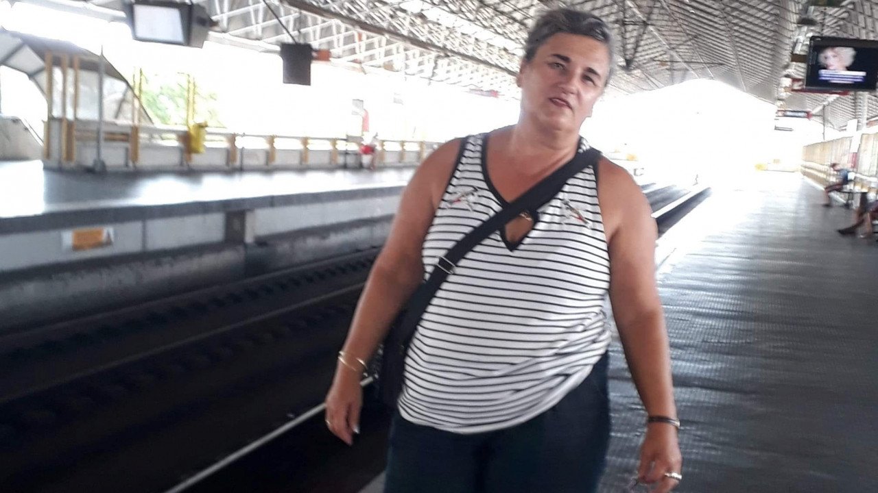 Morre Regina De Bona, aos 57 anos, vítima de Covid-19 #Pracegover Na foto, Regina aparece aguardando o trem