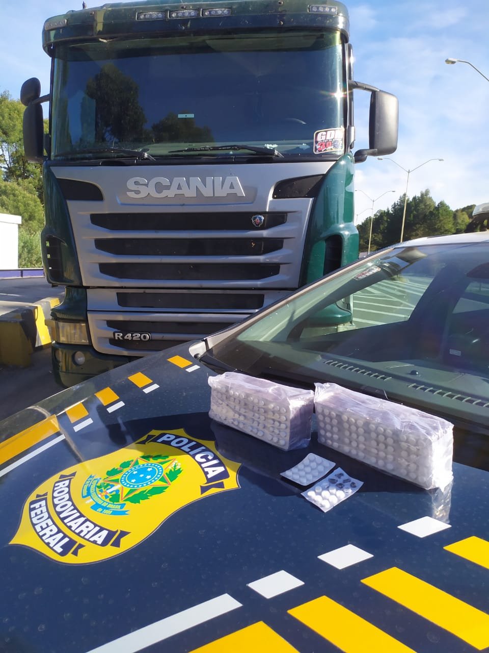 Motorista de carreta é flagrado com mais de 1.500 comprimidos de rebite
