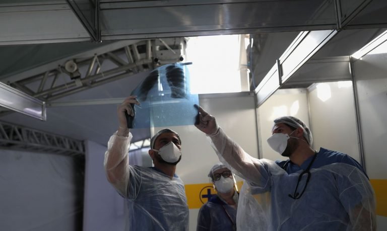 Pandemia pode manter níveis críticos ao longo de abril, diz Fiocruz