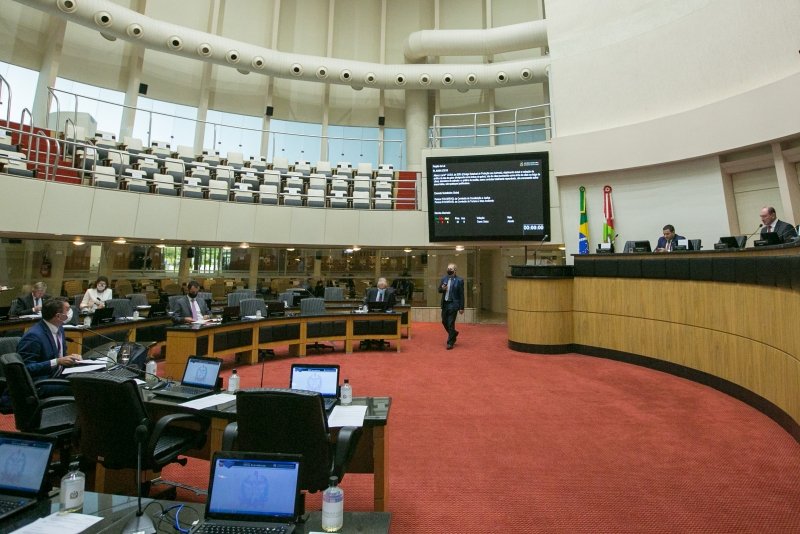 Plenário aprova projeto que revoga medidas cautelares contra Julio Garcia