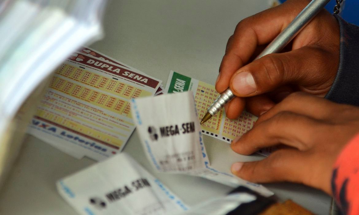 Prêmio estava acumulado em R$ 40 milhões #Pracegover Na foto, uma pessoa marcando um bilhete de loteria