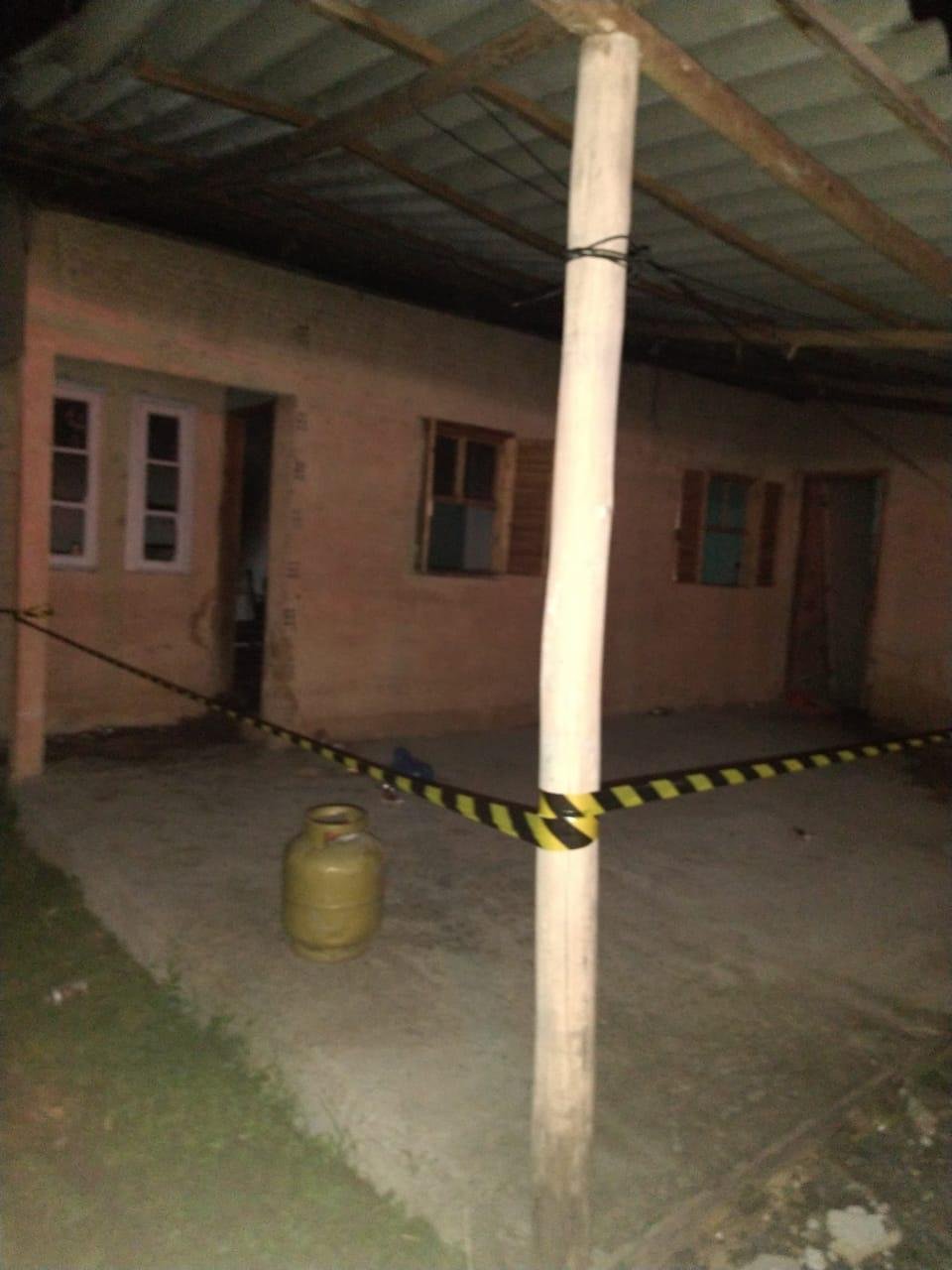 Residência é atingida pelas chamas, em Criciúma
