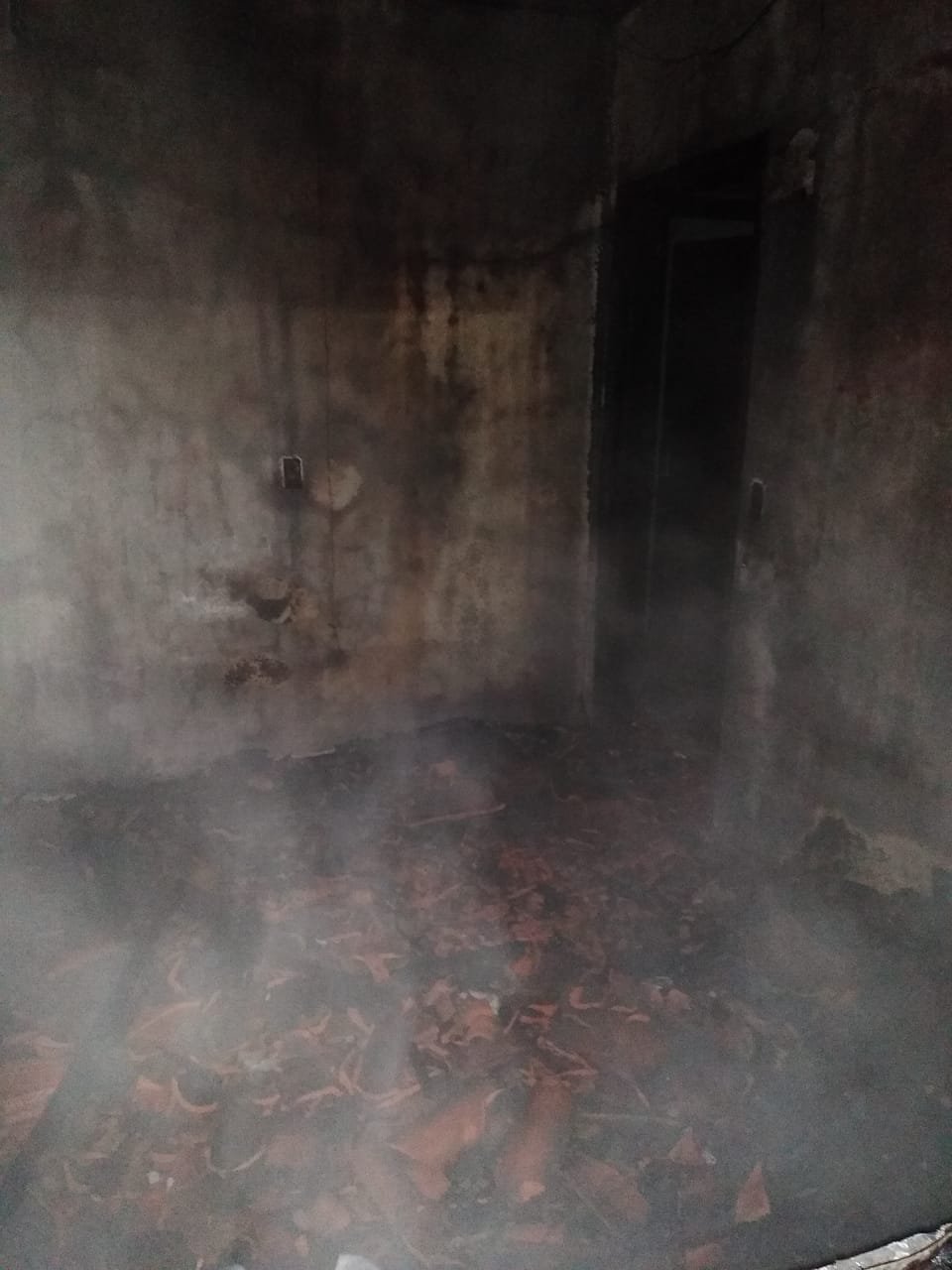 Residência é parcialmente atingida pelo fogo, em Forquilhinha