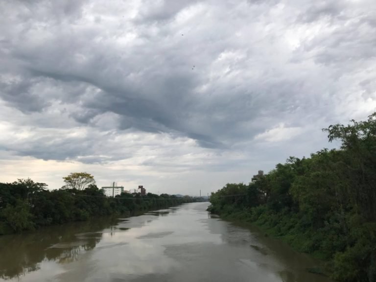 Sábado terá pancadas de chuvas com trovoadas do Meio Oeste ao Litoral de SC