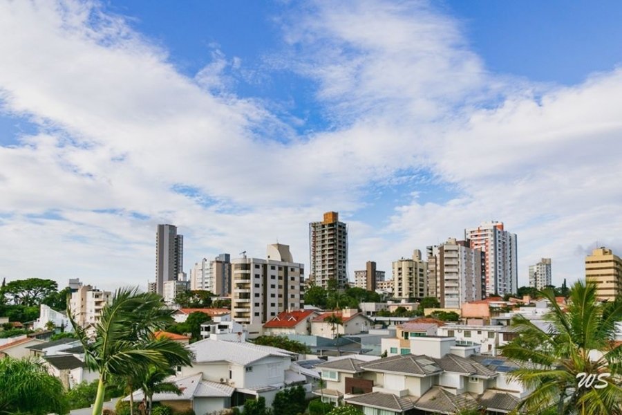 Sexta-feira será de tempo firme e calor em Santa Catarina #pracegover Na foto, imagem panorâmica de Tubarão, céu claro com presença de nuvens