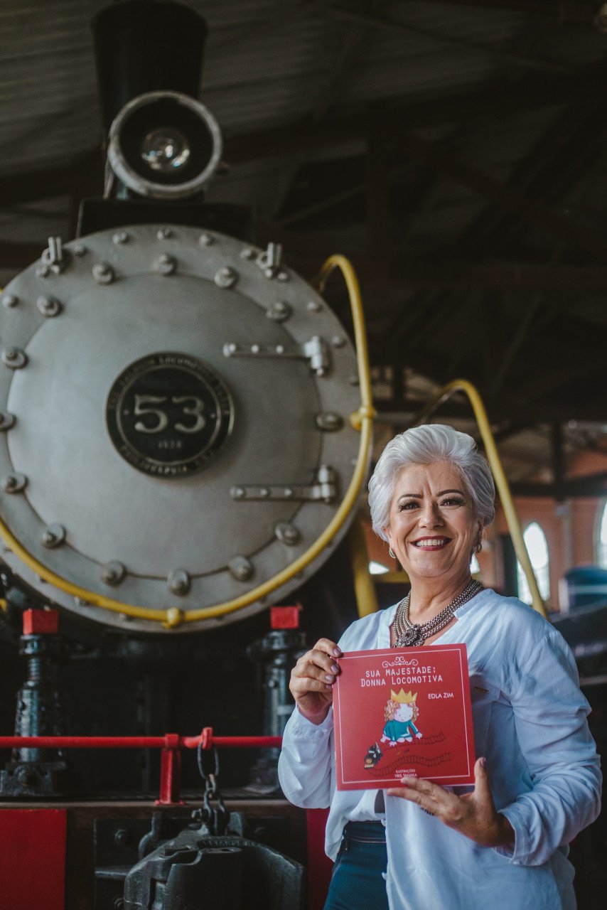 Sua Majestade Donna Locomotiva, a história de um jeito nunca contado antes