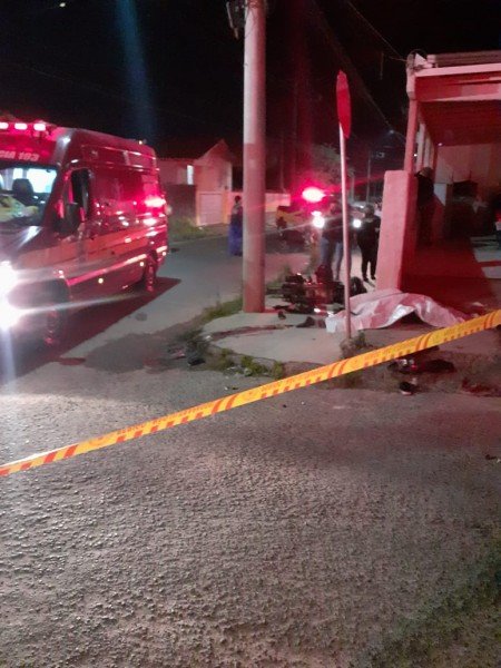 acidente fatal #Pracegover Foto: na imagem há veículos, casas, poste e pessoas