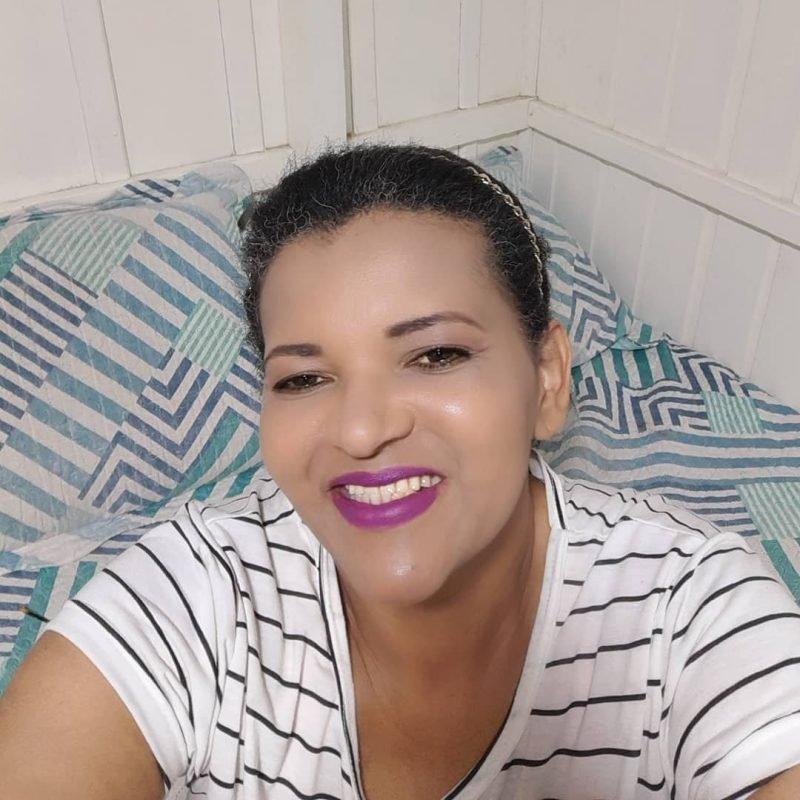 Adriana #Pracegover Foto: na imagem há uma mulher sorrindo