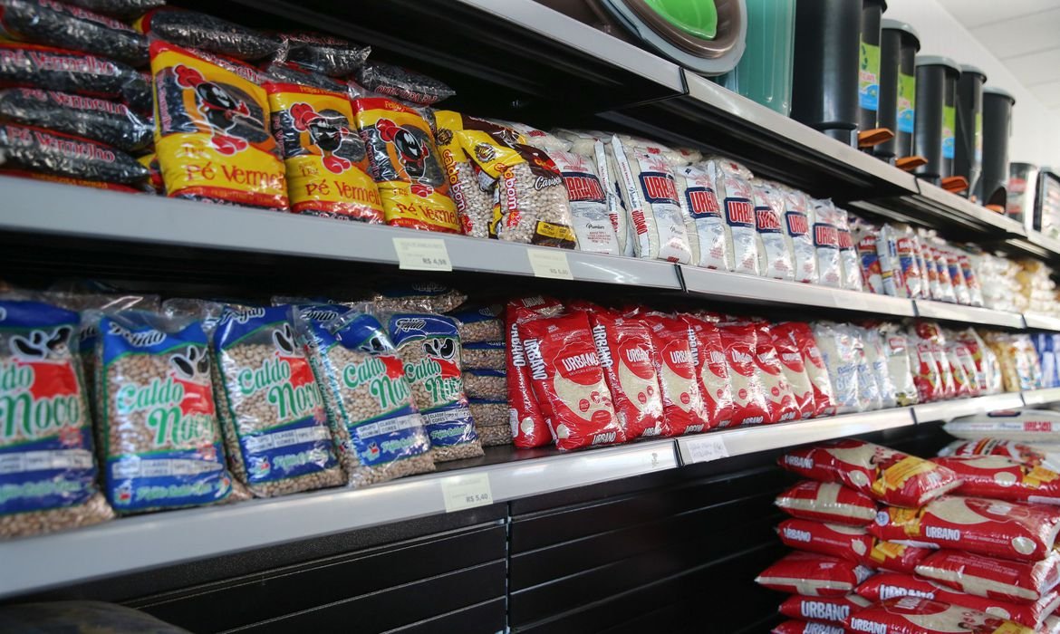 alimentos #Pracegover Foto: na imagem há prateleiras com alimentos