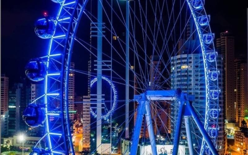 big wheel noturna Pracegover Foto: Big Wheel iluminada em Balneário Camboriú
