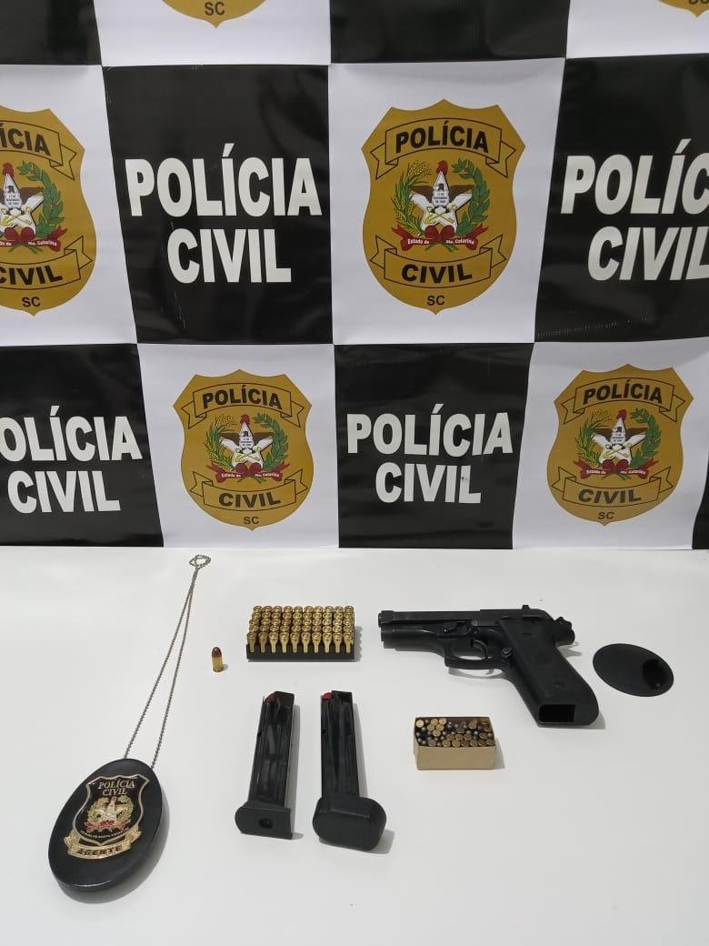 Busca e apreensão em decorrência de violência doméstica resulta em apreensão de arma e fogo, em Laguna