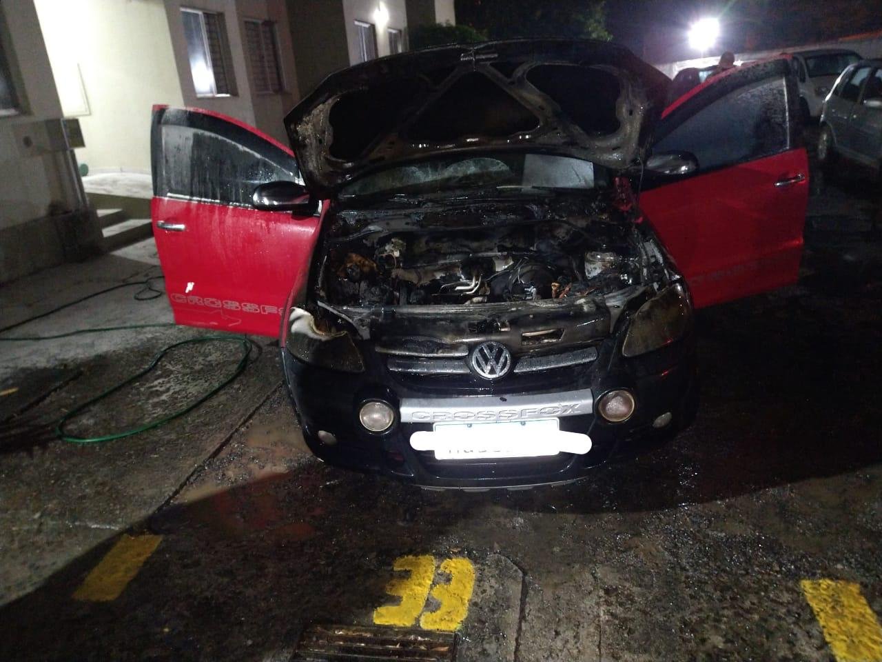 Carro pega fogo dentro de residencial, em Criciúma