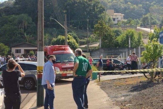 Com um facão, adolescente invade escola. Ele mata crianças e professora, em Saudades (2)