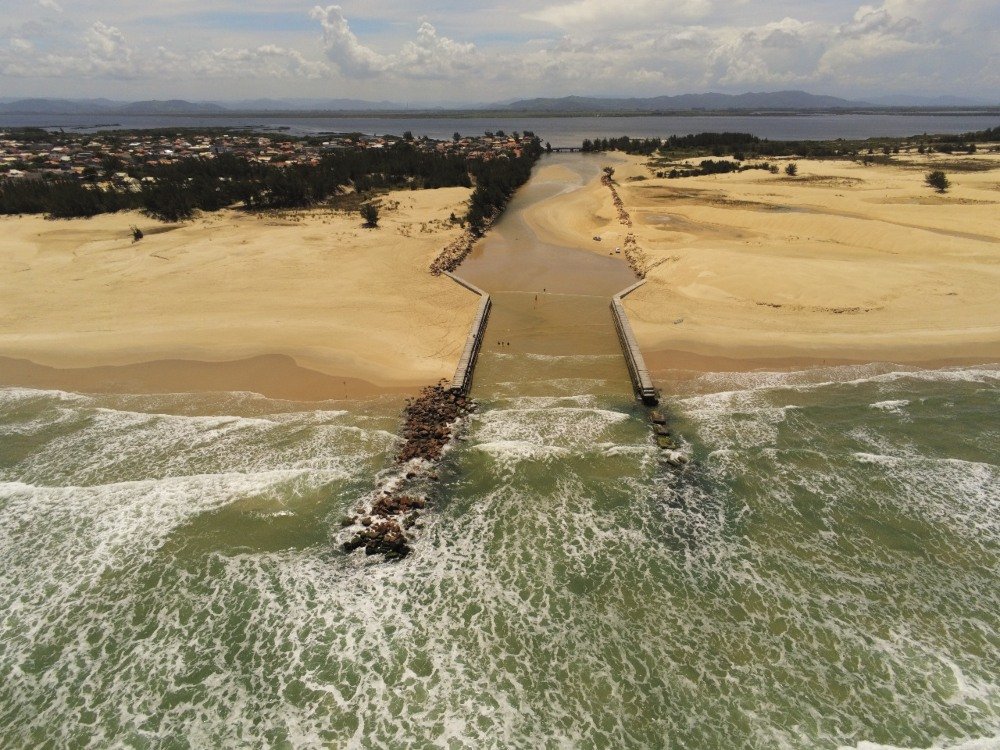 Comissão de Pesca da Alesc discute nesta quarta-feira situação da Barra do Camacho #Pracegover Na foto, vista aérea do encontro da lagoa com o mar