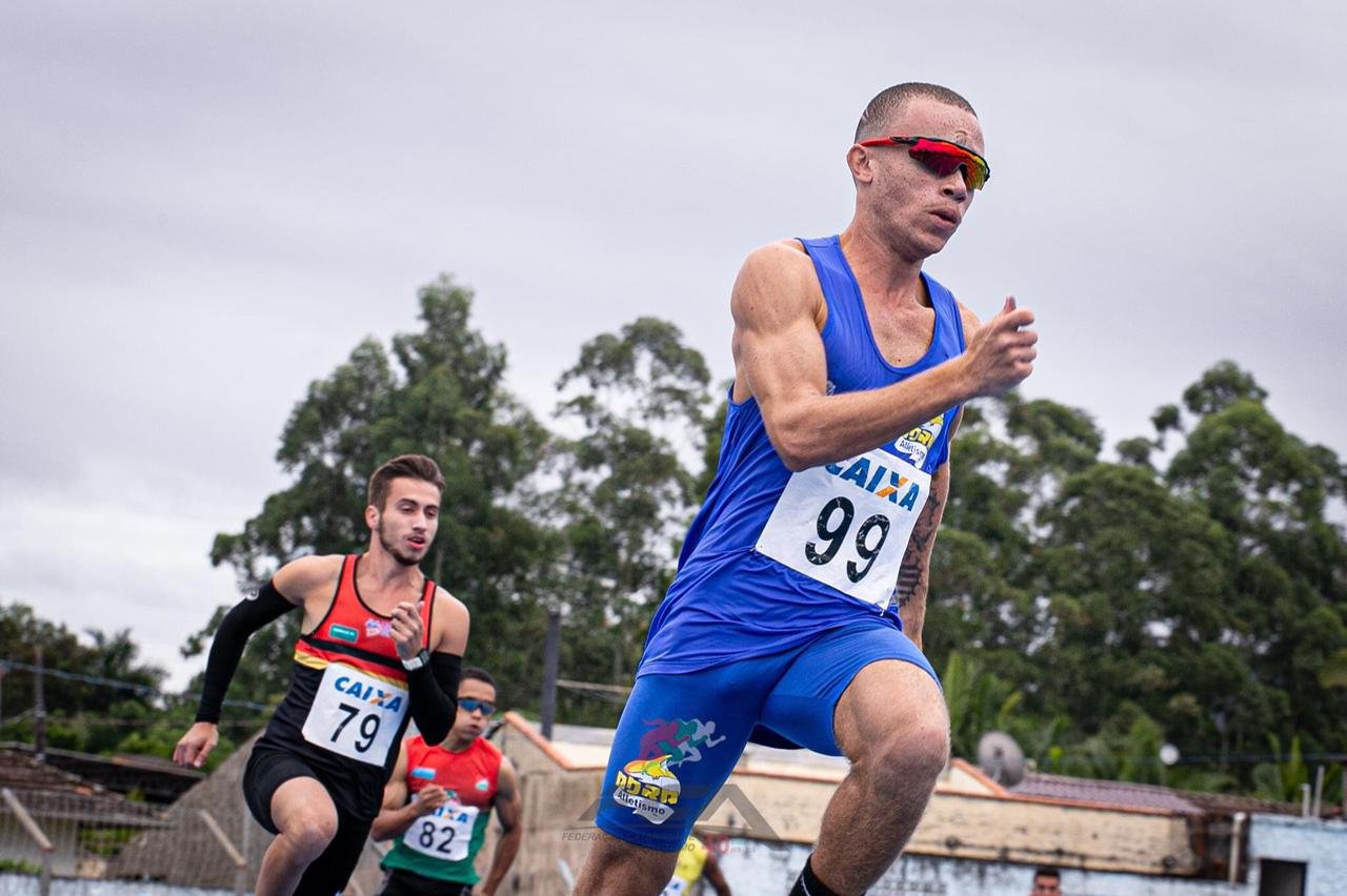 corrida #Pracegover Foto: na imagem há homens correndo