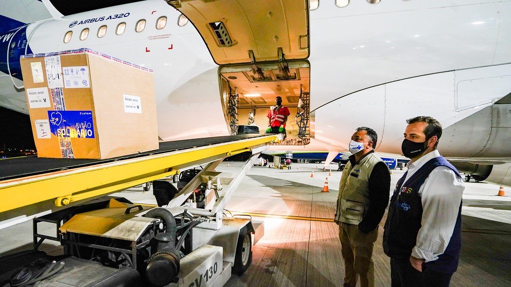 Covid-19 Tubarão está entre as 5 cidades de SC a receber doses da vacina Pfizer #Pracegover Na foto, caixas com a vacina sendo retirada do compartimento de bagagens de um avião