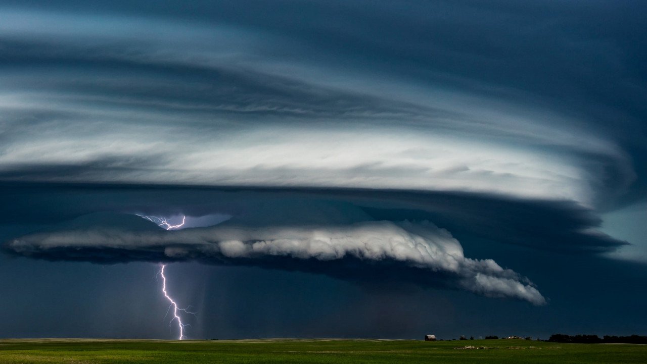 Defesa Civil de SC monitora áreas de tempestades; ventos podem chegar a 100 kmh #Pracegover Na foto, aproximação de uma tempestade, nuvem carregada e raios