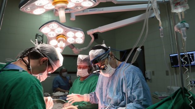 Falta de anestésicos impede volta de cirurgias eletivas com anestesia geral em SC #Pracegover Na foto, médicos em sala de cirurgia